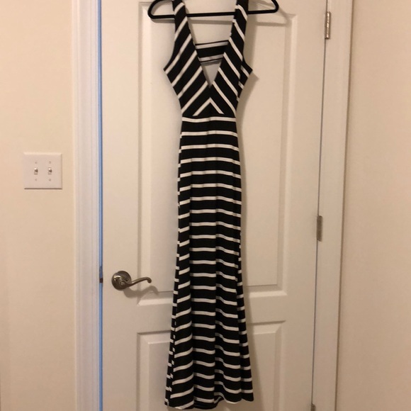 Dresses & Skirts - Sexy low cut open back maxi dress 💥 SALE!!!